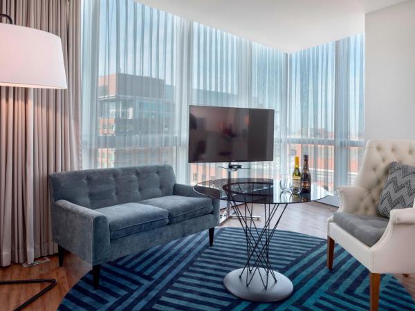 W Boston : photo 1 de la chambre chambre d’angle cool avec 1 lit king-size