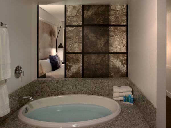 W Boston : photo 4 de la chambre suite wow avec 1 lit king-size