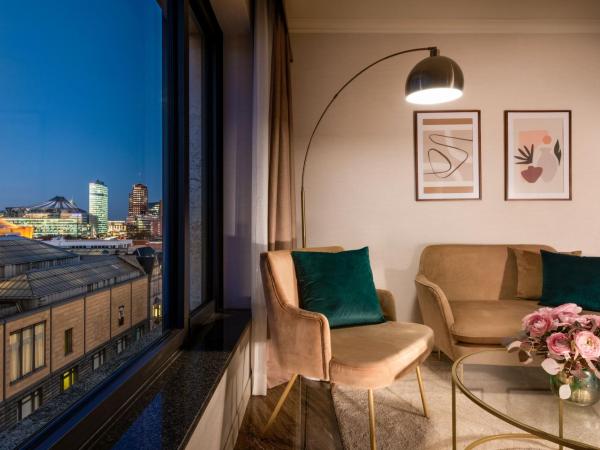 JW Marriott Hotel Berlin : photo 3 de la chambre studio exécutif lit king-size avec accès au salon club exécutif