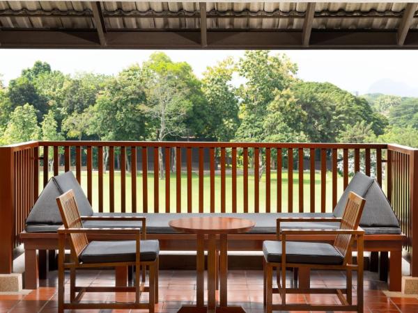 Le Meridien Chiang Rai Resort, Thailand : photo 5 de la chambre grande suite 1 chambre lit king-size avec balcon - vue sur piscine