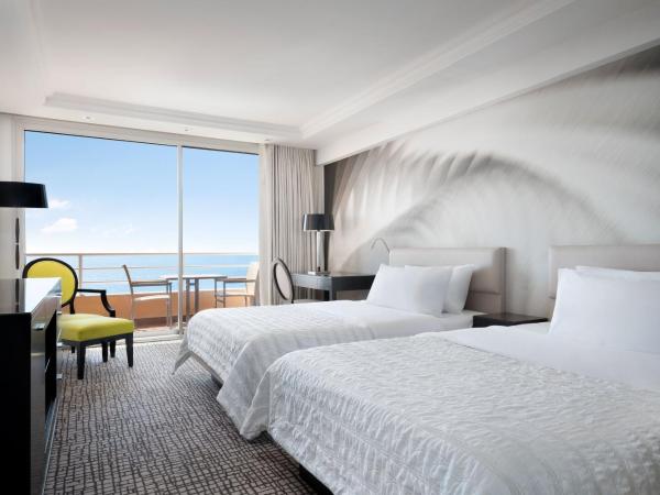 Le Méridien Beach Plaza : photo 1 de la chambre chambre deluxe avec 2 lits doubles et balcon - vue sur mer