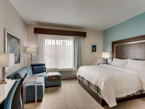 TownePlace Suites Houston I-10 East : photo 2 de la chambre studio avec lit king-size et canapé-lit