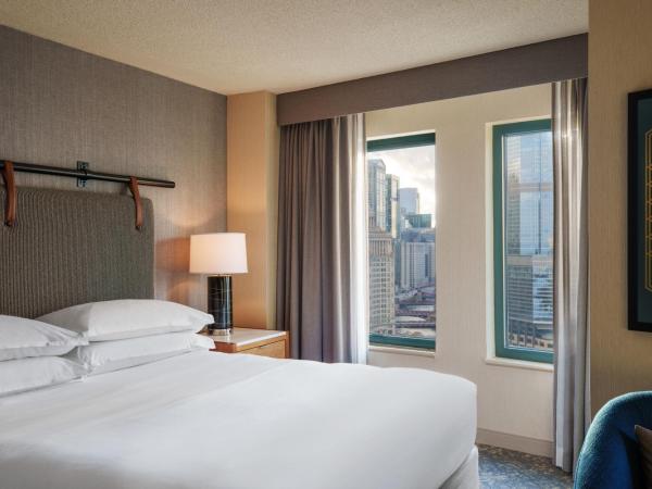 Sheraton Grand Chicago Riverwalk : photo 2 de la chambre chambre lit king-size de luxe - vue sur rivière