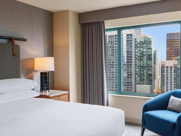 Sheraton Grand Chicago Riverwalk : photo 4 de la chambre suite junior avec lit king-size et canapé-lit - vue sur ville