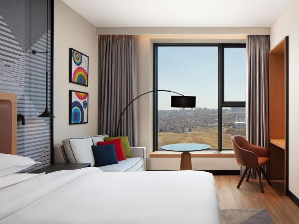 Sheraton Istanbul Esenyurt : photo 5 de la chambre chambre lit king-size deluxe avec canapé-lit - vue sur ville