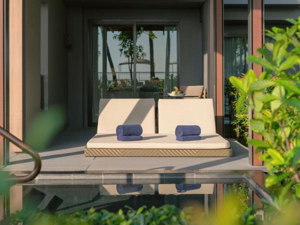 Hua Hin Marriott Resort and Spa : photo 3 de la chambre suite lit king-size avec jacuzzi et jardin