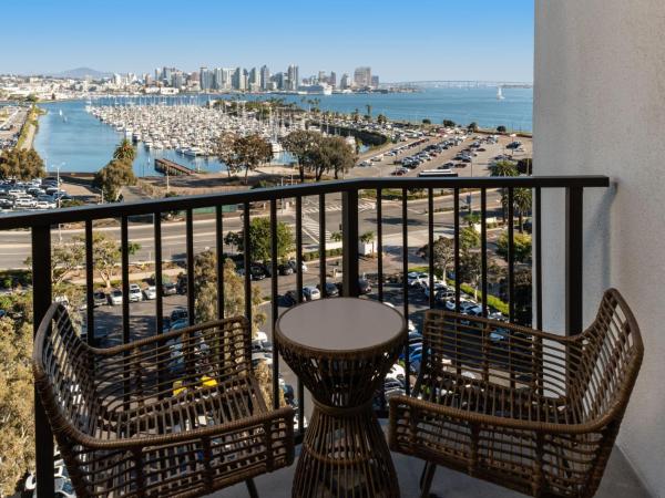 Sheraton San Diego Hotel & Marina : photo 9 de la chambre renovated deluxe queen room with skyline view