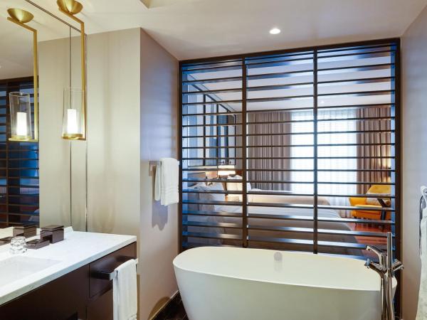 JW Marriott Hotel Sao Paulo : photo 8 de la chambre premium double room with two double beds and bathtub