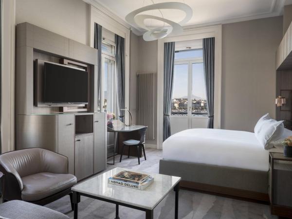 The Ritz-Carlton Hotel de la Paix, Geneva : photo 7 de la chambre suite junior lit king-size - vue frontale sur lac