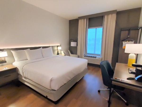 Comfort Inn & Suites Panama City Beach - Pier Park Area : photo 1 de la chambre chambre lit king-size avec douche accessible en fauteuil roulant - accessible aux personnes à mobilité réduite - non-fumeurs