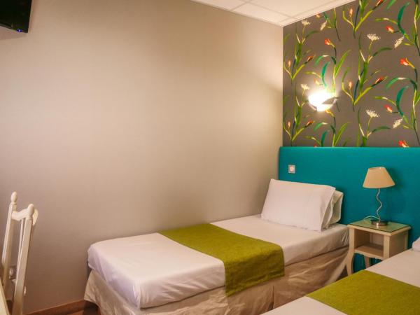 Hôtel Le Médiéval Palais des Papes : photo 2 de la chambre chambre quadruple avec douche