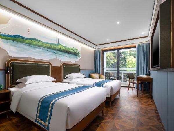 Time Traveller Boutique Hotel -In the West Lake scenic area, Lingyin Temple, Leifeng Tower, Children's playground, Free night snack, Free laundry, English communication well, Free travel advice : photo 1 de la chambre chambre lits jumeaux avec balcon