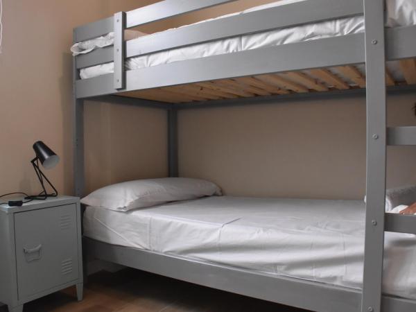 Alegoría Coliving Experience Hostal : photo 4 de la chambre chambre quadruple avec salle de bains privative