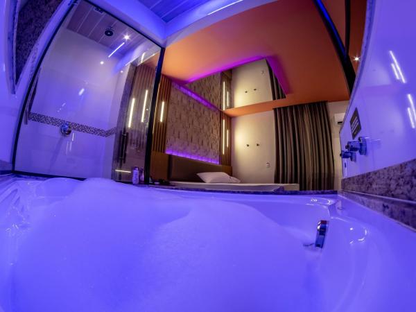 Motel Belle (Adult Only) : photo 2 de la chambre chambre double de luxe avec baignoire spa
