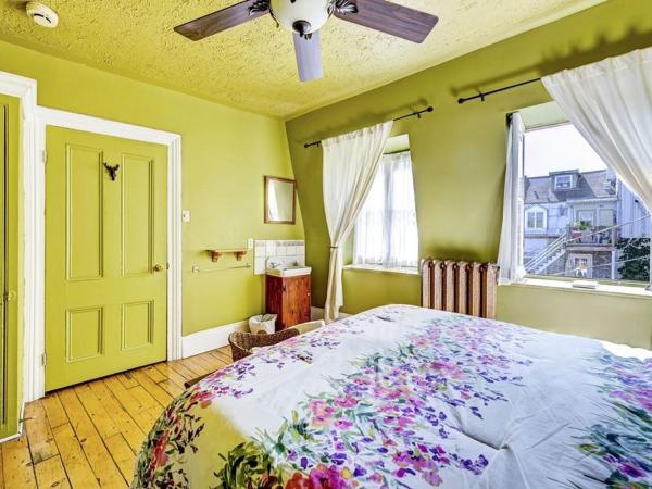 B&B Au Petit Roi : photo 10 de la chambre chambre lit queen-size avec salle de bains commune