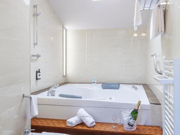 Hotel Macià Alfaros : photo 3 de la chambre suite deluxe avec baignoire spa