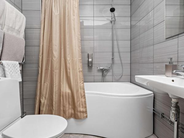 Best Western Hotell Ett : photo 5 de la chambre chambre lit queen-size avec baignoire