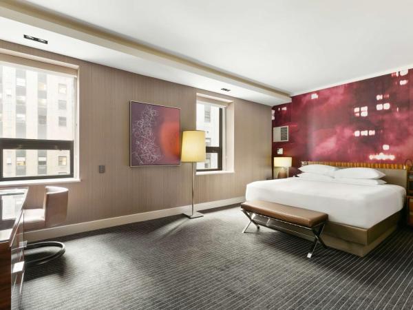 Hyatt Grand Central New York : photo 1 de la chambre chambre lit king-size avec douche accessible en fauteuil roulant - adapte aux personnes  mobilit rduite