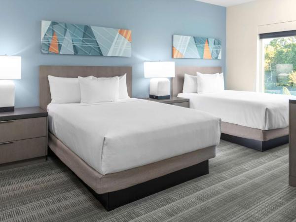 Hyatt House Charlotte Rea Farms : photo 1 de la chambre studio suite with two queen beds, sofa bed and kitchen