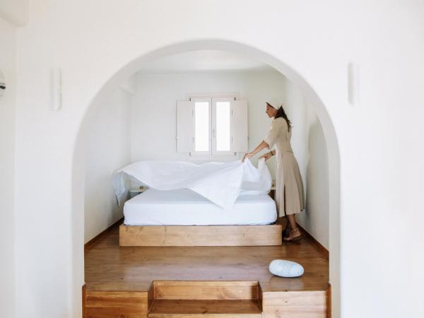 Ammothines Cycladic Suites : photo 2 de la chambre suite confort - vue partielle sur mer