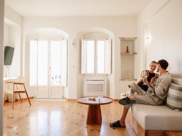 Ammothines Cycladic Suites : photo 2 de la chambre suite supérieure avec vue sur mer