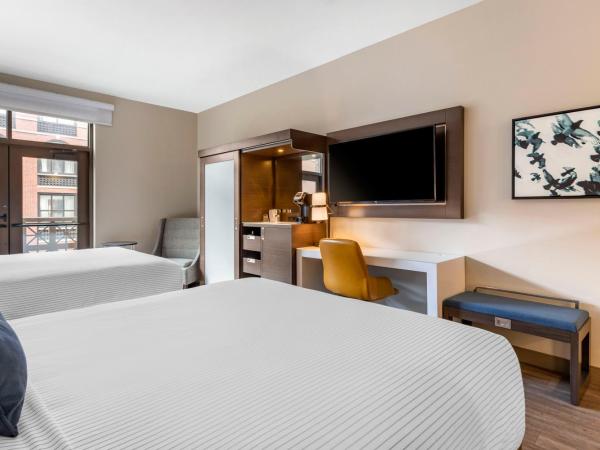 Cambria Hotel Savannah Downtown Historic District : photo 1 de la chambre chambre quadruple avec 2 lits queen-size - accessible aux personnes à mobilité réduite - non-fumeurs