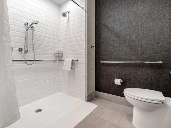 Cambria Hotel Savannah Downtown Historic District : photo 8 de la chambre chambre quadruple avec 2 lits queen-size - accessible aux personnes à mobilité réduite - non-fumeurs