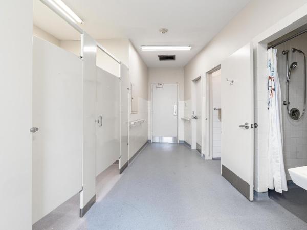 Guest House on the Mount : photo 5 de la chambre chambre lit queen-size avec salle de bains commune