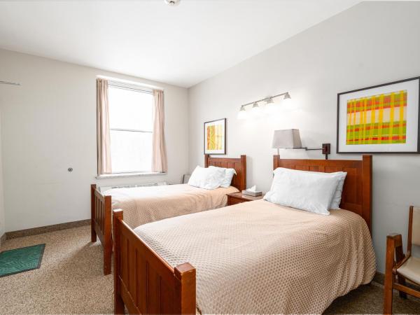 Guest House on the Mount : photo 1 de la chambre hébergement 2 lits simples avec salle de bains 