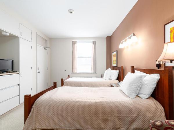 Guest House on the Mount : photo 2 de la chambre hébergement 2 lits simples avec cabinet de toilette 