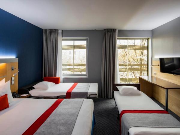 Holiday Inn Express Paris-Canal De La Villette, an IHG Hotel : photo 4 de la chambre chambre familiale standard avec vue sur la ville