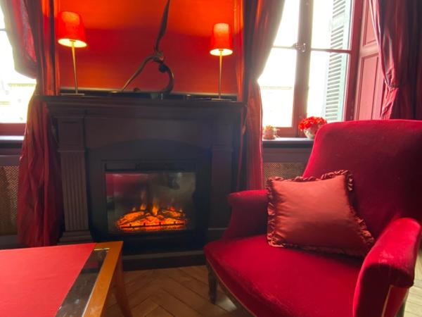 Historic manor, medieval town 10 minutes walk, private parking, garden : photo 1 de la chambre chambre double avec salle de bains privative