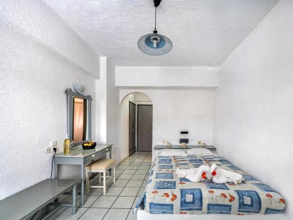 Hotel Iro : photo 4 de la chambre chambre double ou lits jumeaux avec terrasse