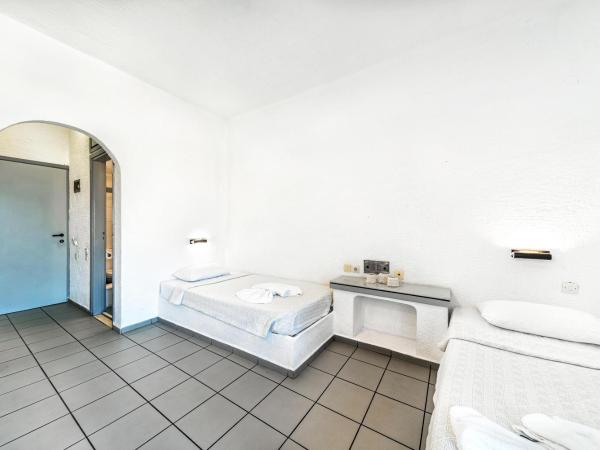 Hotel Iro : photo 6 de la chambre chambre double ou lits jumeaux avec terrasse