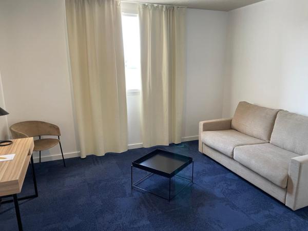 Golden Tulip Martigues Provence : photo 3 de la chambre suite studio - 1 lit queen-size, 1 canapé-lit