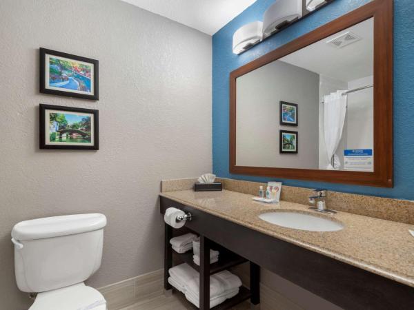 Comfort Inn & Suites Near Medical Center : photo 4 de la chambre suite lit king-size – non-fumeurs