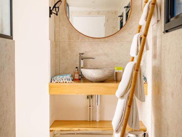 Le Lodge des Îles d'Or : photo 3 de la chambre chambre double ou lits jumeaux confort - rez-de-chaussée