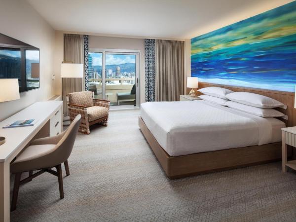 Sheraton Waikiki Beach Resort : photo 1 de la chambre chambre 1 lit king-size récemment rénovée - vue partielle sur océan