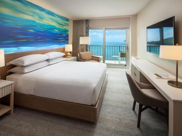 Sheraton Waikiki Beach Resort : photo 1 de la chambre chambre 1 lit king-size récemment rénovée - côté océan