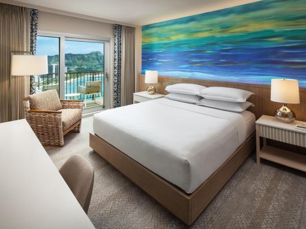 Sheraton Waikiki Beach Resort : photo 1 de la chambre chambre 1 lit king-size diamond head récemment rénovée - côté océan