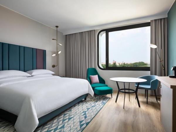 Sheraton Milan San Siro : photo 1 de la chambre chambre king avec accès au salon club