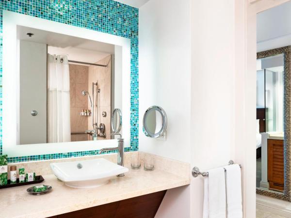 The Royal Hawaiian, A Luxury Collection Resort, Waikiki : photo 8 de la chambre hébergement lit king-size océan - tour mailani