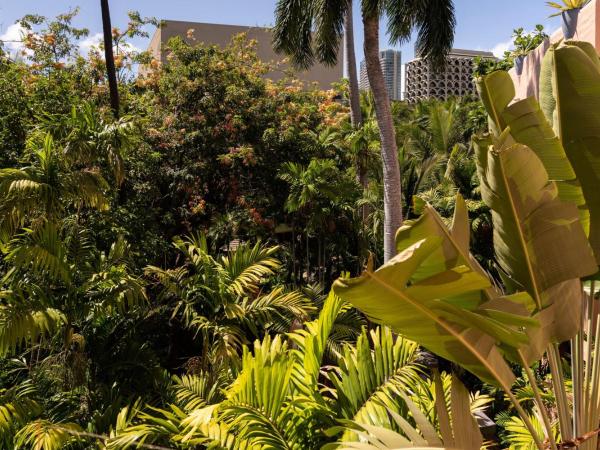 The Royal Hawaiian, A Luxury Collection Resort, Waikiki : photo 4 de la chambre chambre lit king-size historique jardin - vue sur jardin
