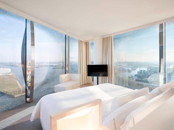 The Westin Hamburg : photo 2 de la chambre suite horizon avec 1 lit king-size - vue sur ville/elbe et ligne d’horizon