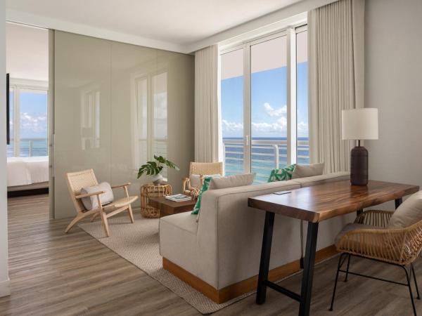 The Westin Fort Lauderdale Beach Resort : photo 2 de la chambre suite hospitalité avec 1 lit king-size - vue sur océan - chambre d'angle