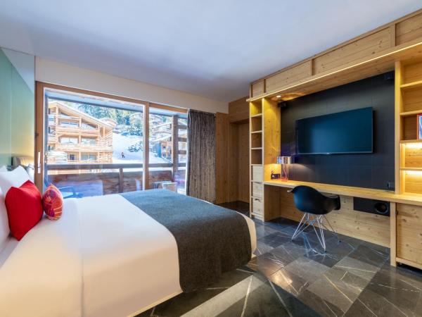 W Verbier : photo 2 de la chambre chambre fabulous avec 1 lit king-size et cheminée - vue sur montagne