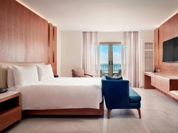 JW Marriott Cancun Resort & Spa : photo 5 de la chambre suite lit king-size 1 chambre avec canapé-lit et balcon