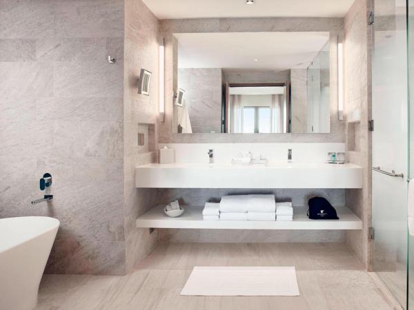 JW Marriott Cancun Resort & Spa : photo 10 de la chambre suite lit king-size 1 chambre avec canapé-lit et balcon