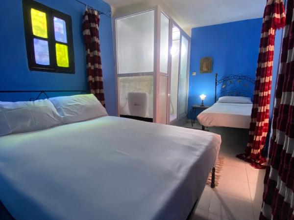 Fes Hostel Home : photo 6 de la chambre chambre triple avec salle de bains privative