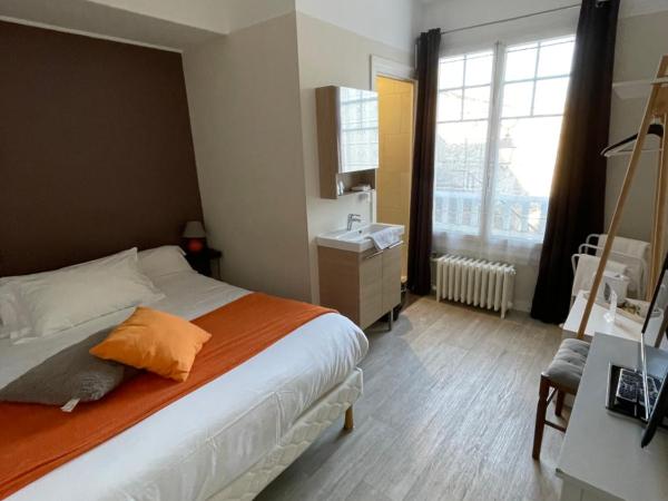 Les Chiens du Guet : photo 10 de la chambre chambre double avec salle de bains commune